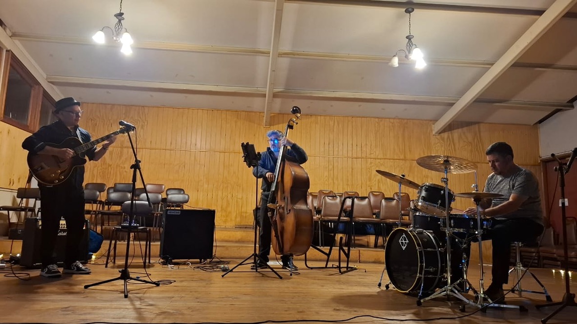 músicos en escenario