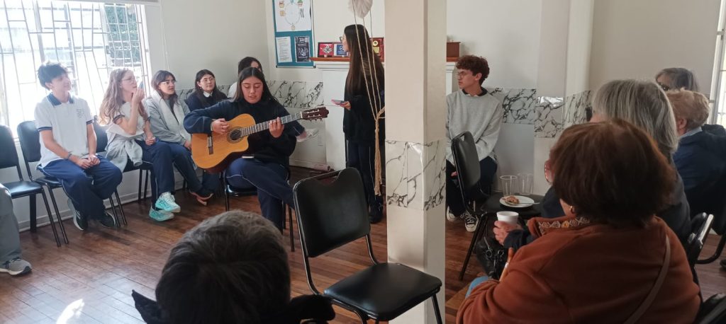 Alumnos de Los Sagrados Corazones de los Padres Franceses cantando y tocando guitarra.