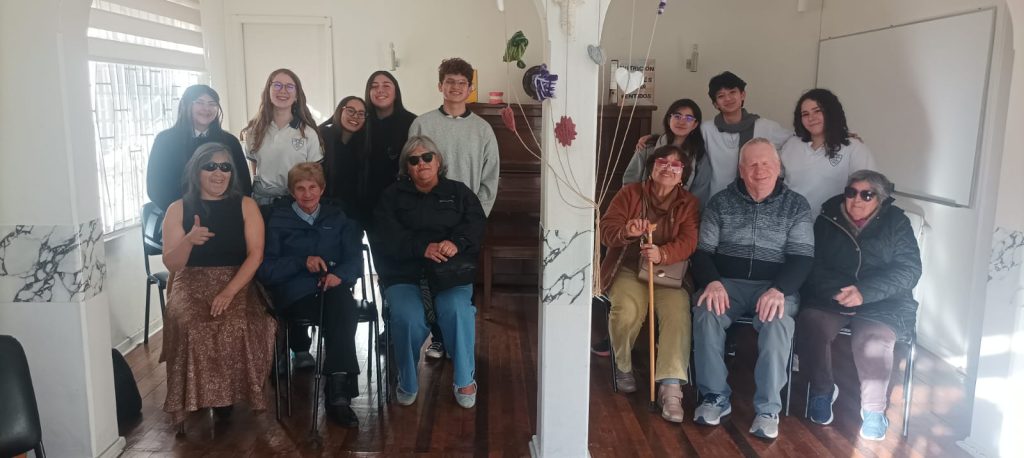 Alumnos, profesores y usuarios sonriendo y disfrutando de buena compañía.