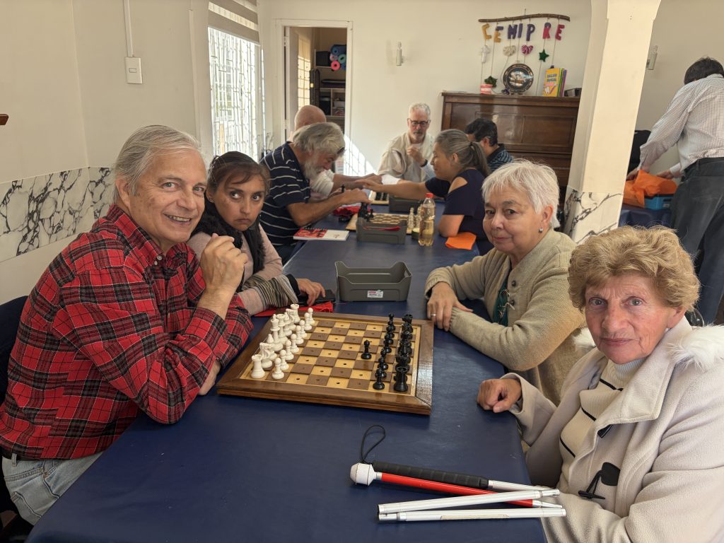 Taller de Ajedrez, participantes con tableros adaptados